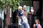 Amsterdam 18 augustus 2020
Robert Doornbos met zijn vriendin Chantal Bles en hun kinderen ijsje eten op de cornelis schuytstraat