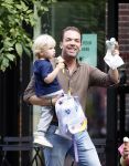 Amsterdam 18 augustus 2020
Robert Doornbos met zijn vriendin Chantal Bles en hun kinderen ijsje eten op de cornelis schuytstraat