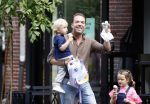 Amsterdam 18 augustus 2020
Robert Doornbos met zijn vriendin Chantal Bles en hun kinderen ijsje eten op de cornelis schuytstraat