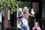 Amsterdam 18 augustus 2020
Robert Doornbos met zijn vriendin Chantal Bles en hun kinderen ijsje eten op de cornelis schuytstraat