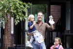 Amsterdam 18 augustus 2020
Robert Doornbos met zijn vriendin Chantal Bles en hun kinderen ijsje eten op de cornelis schuytstraat