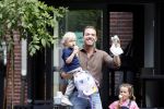 Amsterdam 18 augustus 2020
Robert Doornbos met zijn vriendin Chantal Bles en hun kinderen ijsje eten op de cornelis schuytstraat