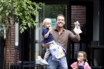Amsterdam 18 augustus 2020
Robert Doornbos met zijn vriendin Chantal Bles en hun kinderen ijsje eten op de cornelis schuytstraat