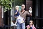 Amsterdam 18 augustus 2020
Robert Doornbos met zijn vriendin Chantal Bles en hun kinderen ijsje eten op de cornelis schuytstraat