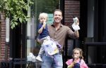 Amsterdam 18 augustus 2020
Robert Doornbos met zijn vriendin Chantal Bles en hun kinderen ijsje eten op de cornelis schuytstraat