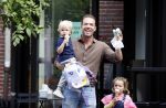 Amsterdam 18 augustus 2020
Robert Doornbos met zijn vriendin Chantal Bles en hun kinderen ijsje eten op de cornelis schuytstraat