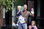 Amsterdam 18 augustus 2020
Robert Doornbos met zijn vriendin Chantal Bles en hun kinderen ijsje eten op de cornelis schuytstraat