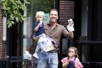 Amsterdam 18 augustus 2020
Robert Doornbos met zijn vriendin Chantal Bles en hun kinderen ijsje eten op de cornelis schuytstraat