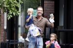 Amsterdam 18 augustus 2020
Robert Doornbos met zijn vriendin Chantal Bles en hun kinderen ijsje eten op de cornelis schuytstraat