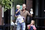 Amsterdam 18 augustus 2020
Robert Doornbos met zijn vriendin Chantal Bles en hun kinderen ijsje eten op de cornelis schuytstraat