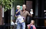 Amsterdam 18 augustus 2020
Robert Doornbos met zijn vriendin Chantal Bles en hun kinderen ijsje eten op de cornelis schuytstraat