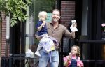 Amsterdam 18 augustus 2020
Robert Doornbos met zijn vriendin Chantal Bles en hun kinderen ijsje eten op de cornelis schuytstraat
