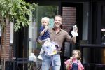 Amsterdam 18 augustus 2020
Robert Doornbos met zijn vriendin Chantal Bles en hun kinderen ijsje eten op de cornelis schuytstraat