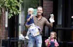 Amsterdam 18 augustus 2020
Robert Doornbos met zijn vriendin Chantal Bles en hun kinderen ijsje eten op de cornelis schuytstraat
