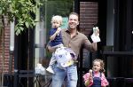 Amsterdam 18 augustus 2020
Robert Doornbos met zijn vriendin Chantal Bles en hun kinderen ijsje eten op de cornelis schuytstraat