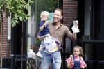 Amsterdam 18 augustus 2020
Robert Doornbos met zijn vriendin Chantal Bles en hun kinderen ijsje eten op de cornelis schuytstraat