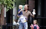 Amsterdam 18 augustus 2020
Robert Doornbos met zijn vriendin Chantal Bles en hun kinderen ijsje eten op de cornelis schuytstraat