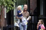 Amsterdam 18 augustus 2020
Robert Doornbos met zijn vriendin Chantal Bles en hun kinderen ijsje eten op de cornelis schuytstraat