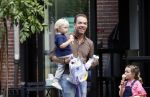 Amsterdam 18 augustus 2020
Robert Doornbos met zijn vriendin Chantal Bles en hun kinderen ijsje eten op de cornelis schuytstraat