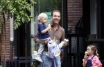 Amsterdam 18 augustus 2020
Robert Doornbos met zijn vriendin Chantal Bles en hun kinderen ijsje eten op de cornelis schuytstraat
