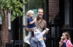 Amsterdam 18 augustus 2020
Robert Doornbos met zijn vriendin Chantal Bles en hun kinderen ijsje eten op de cornelis schuytstraat