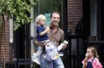 Amsterdam 18 augustus 2020
Robert Doornbos met zijn vriendin Chantal Bles en hun kinderen ijsje eten op de cornelis schuytstraat