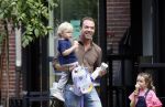 Amsterdam 18 augustus 2020
Robert Doornbos met zijn vriendin Chantal Bles en hun kinderen ijsje eten op de cornelis schuytstraat