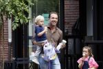 Amsterdam 18 augustus 2020
Robert Doornbos met zijn vriendin Chantal Bles en hun kinderen ijsje eten op de cornelis schuytstraat