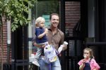 Amsterdam 18 augustus 2020
Robert Doornbos met zijn vriendin Chantal Bles en hun kinderen ijsje eten op de cornelis schuytstraat