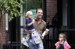 Amsterdam 18 augustus 2020
Robert Doornbos met zijn vriendin Chantal Bles en hun kinderen ijsje eten op de cornelis schuytstraat