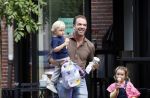 Amsterdam 18 augustus 2020
Robert Doornbos met zijn vriendin Chantal Bles en hun kinderen ijsje eten op de cornelis schuytstraat