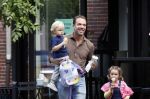 Amsterdam 18 augustus 2020
Robert Doornbos met zijn vriendin Chantal Bles en hun kinderen ijsje eten op de cornelis schuytstraat