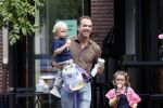 Amsterdam 18 augustus 2020
Robert Doornbos met zijn vriendin Chantal Bles en hun kinderen ijsje eten op de cornelis schuytstraat
