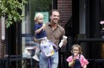 Amsterdam 18 augustus 2020
Robert Doornbos met zijn vriendin Chantal Bles en hun kinderen ijsje eten op de cornelis schuytstraat