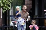 Amsterdam 18 augustus 2020
Robert Doornbos met zijn vriendin Chantal Bles en hun kinderen ijsje eten op de cornelis schuytstraat