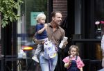 Amsterdam 18 augustus 2020
Robert Doornbos met zijn vriendin Chantal Bles en hun kinderen ijsje eten op de cornelis schuytstraat