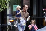 Amsterdam 18 augustus 2020
Robert Doornbos met zijn vriendin Chantal Bles en hun kinderen ijsje eten op de cornelis schuytstraat