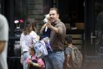 Amsterdam 18 augustus 2020
Robert Doornbos met zijn vriendin Chantal Bles en hun kinderen ijsje eten op de cornelis schuytstraat