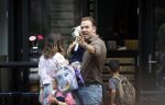 Amsterdam 18 augustus 2020
Robert Doornbos met zijn vriendin Chantal Bles en hun kinderen ijsje eten op de cornelis schuytstraat
