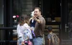 Amsterdam 18 augustus 2020
Robert Doornbos met zijn vriendin Chantal Bles en hun kinderen ijsje eten op de cornelis schuytstraat
