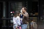 Amsterdam 18 augustus 2020
Robert Doornbos met zijn vriendin Chantal Bles en hun kinderen ijsje eten op de cornelis schuytstraat