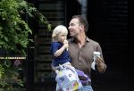 Amsterdam 18 augustus 2020
Robert Doornbos met zijn vriendin Chantal Bles en hun kinderen ijsje eten op de cornelis schuytstraat