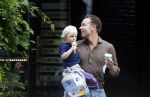 Amsterdam 18 augustus 2020
Robert Doornbos met zijn vriendin Chantal Bles en hun kinderen ijsje eten op de cornelis schuytstraat