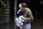 Amsterdam 18 augustus 2020
Robert Doornbos met zijn vriendin Chantal Bles en hun kinderen ijsje eten op de cornelis schuytstraat