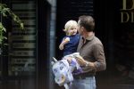 Amsterdam 18 augustus 2020
Robert Doornbos met zijn vriendin Chantal Bles en hun kinderen ijsje eten op de cornelis schuytstraat