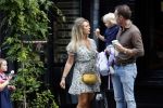 Amsterdam 18 augustus 2020
Robert Doornbos met zijn vriendin Chantal Bles en hun kinderen ijsje eten op de cornelis schuytstraat