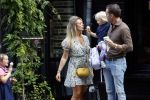 Amsterdam 18 augustus 2020
Robert Doornbos met zijn vriendin Chantal Bles en hun kinderen ijsje eten op de cornelis schuytstraat