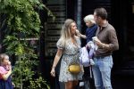 Amsterdam 18 augustus 2020
Robert Doornbos met zijn vriendin Chantal Bles en hun kinderen ijsje eten op de cornelis schuytstraat