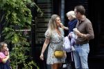 Amsterdam 18 augustus 2020
Robert Doornbos met zijn vriendin Chantal Bles en hun kinderen ijsje eten op de cornelis schuytstraat