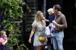 Amsterdam 18 augustus 2020
Robert Doornbos met zijn vriendin Chantal Bles en hun kinderen ijsje eten op de cornelis schuytstraat